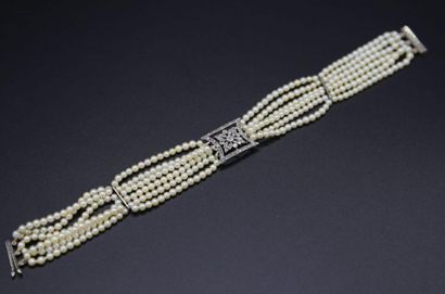null Bracelet manchette à six rangs de perles fermoir en or blanc sertie de brillants....