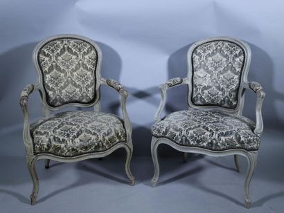 null Suite de quatre fauteuils en bois laqué gris de style Louis XV, garniture de...