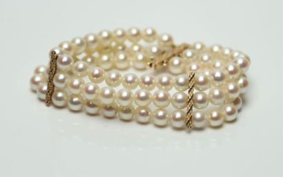 null Bracelet à trois rangs de perles, fermoir et deux réglettes en or jaune - Poids...