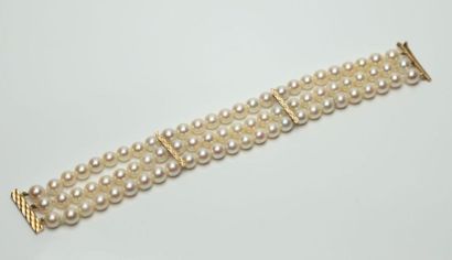 null Bracelet à trois rangs de perles, fermoir et deux réglettes en or jaune - Poids...