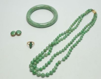 null Parure en pierre dure verte style jade et or jaune comprenant un collier de...