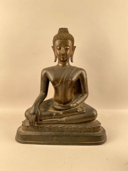 null Bouddha, sujet en bronze - H. 45,5 cm (manques)