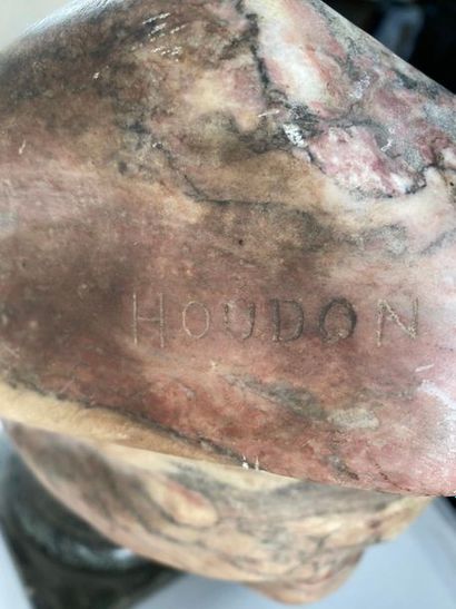 null DIANE : sujet en marbre signé HOUDON - H. 60 cm 
(accidents au socle mais morceaux...