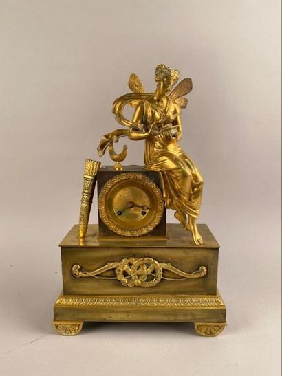null Pendule XIXème en bronze doré à décor de femme ailée et carquois - H: 39,5 cm,...