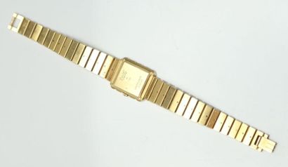 null PIAGET, montre bracelet de femme en or jaune, boitier rectangulaire festonné,...