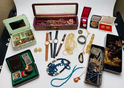 null Important lot de bijoux fantaisie comprenant montres dont Tissot, colliers,...
