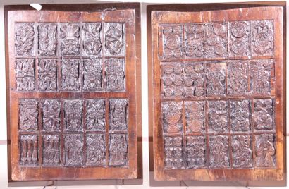 null Suite de deux matrices de cartes à jouer espagnoles en bois sculpté, 36,5 x...