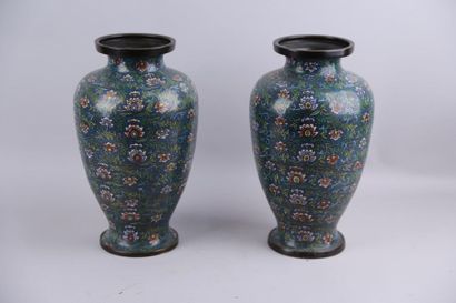 null Paire de vases en bronze cloisonné. Japon XIXe, H. 37 cm (un fond et une base...