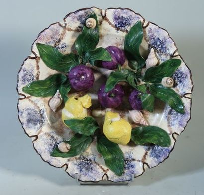 null VIENNET Christine (1947) Assiette en céramique vernissée à décor de citrons,...