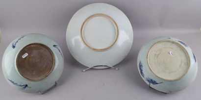 null Deux plats en porcelaine blanche à décor en camaïeu bleu de shoulao sur un plat...