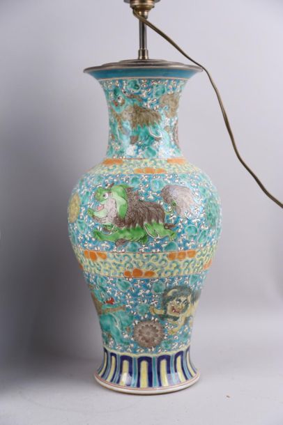 null Deux vases de forme balustre en porcelaine : l'un en porcelaine verte à décor...