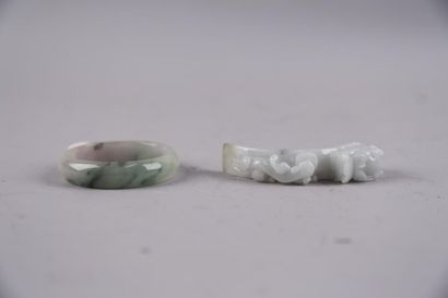 null Sujet en pierre dure blanche nuancé de vert et bracelet jonc en pierre dure...