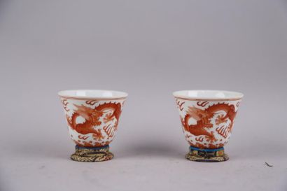 null Deux petites coupes en porcelaine à décor de dragons orange. Marqué au dessous....