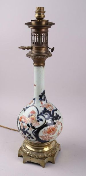 null Vase bouteille en porcelaine décor imari montée en lampe. H. totale 51 cm 
On...