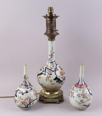 null Vase bouteille en porcelaine décor imari montée en lampe. H. totale 51 cm 
On...