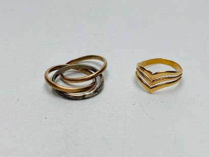 null Bague en or jaune (2.3 g) et une alliance avec trois anneaux dont deux en or...