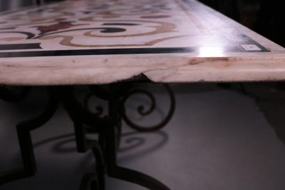 null Table italienne, plateau de marbre et marqueterie de pierres, piètement en fer...