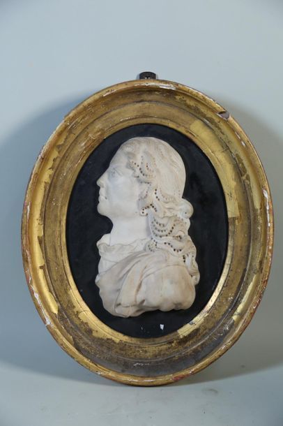 null Médaillon "Louis Charles de France" profil en marbre blanc sur une plaque de...