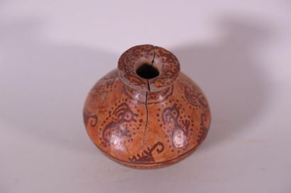 null Petit vase marron à décor d'animaux. H. 11 cm (fendu au niveau du col) 