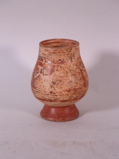 null Vase sur pied en céramique à décor polychrome rouge bordé ocre, cassé collé...