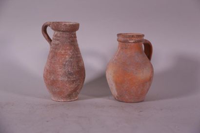 null Deux cruches à anse en terre cuite - 1er/2ème siècle ap. JC - H. 15 cm et H....
