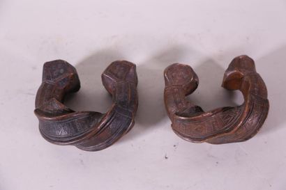 null Deux bracelets d'esclave en bronze à décor ciselé L. 14 / 15 cm