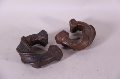 null Deux bracelets d'esclave en bronze à décor ciselé L. 14 / 15 cm