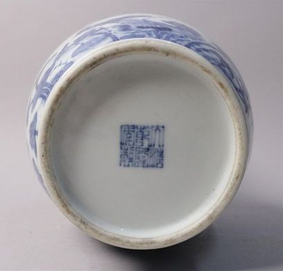 null Vase en porcelaine blanche, décor en camaïeu bleu de fleurs. Marque Qianlong...