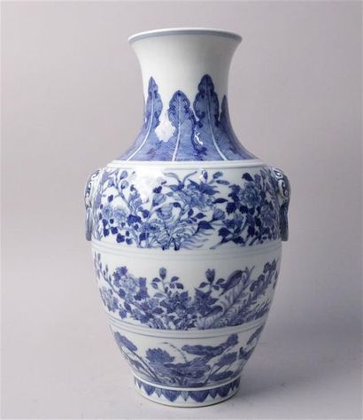null Vase en porcelaine blanche, décor en camaïeu bleu de fleurs. Marque Qianlong...