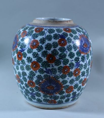 null Pot couvert en porcelaine, décor floral. Perse. H. 22 cm (manque le couverc...