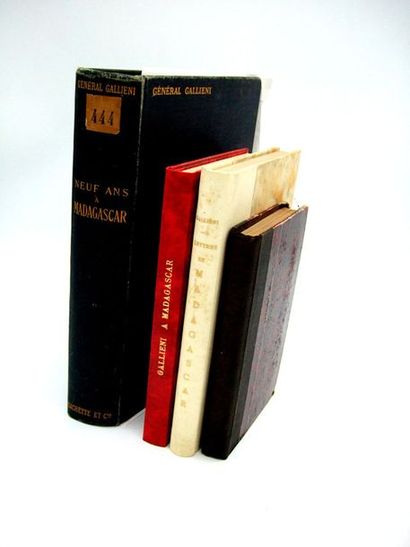 null [GALLIENI]. Ensemble de 4 volumes reliés sur Gallieni à Madagascar dont :
-...