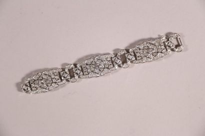 null Platinum Art Deco bracelet, articulated with three rectangular pierced motifs...