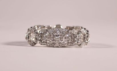 null Platinum Art Deco bracelet, articulated with three rectangular pierced motifs...