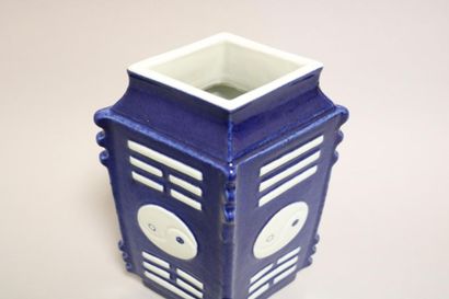 null Vase trapèze bleu poudré à décor de Ying-Yang - H. 28 cm