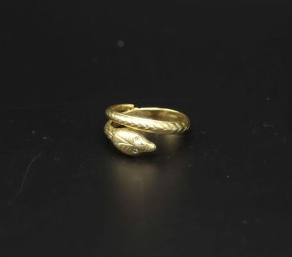 null Bague serpent en or jaune orné de deux petits diamants - 5.92 g / tdd 58