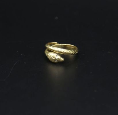 null Bague serpent en or jaune orné de deux petits diamants - 5.92 g / tdd 58