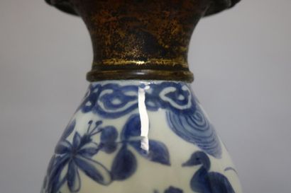 null Vase en porcelaine bleue de Chine de forme double gourde orné de cartouches...