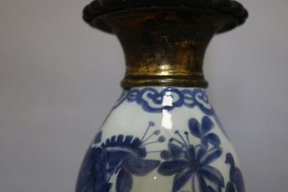 null Vase en porcelaine bleue de Chine de forme double gourde orné de cartouches...