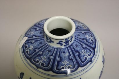 null Vase bleu blanc à décor de grenades. H. 32 cm