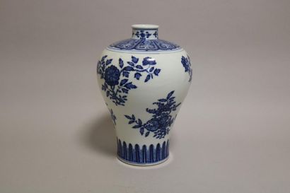 null Vase bleu blanc à décor de grenades. H. 32 cm