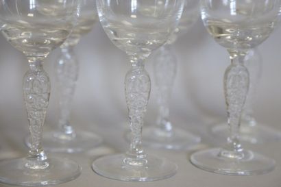 null Lalique France, huit verres à pied - deux gravés