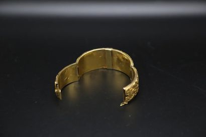 null Bracelet jonc ouvrant en or jaune (750) à décor ajouré de rinceaux et rosace...