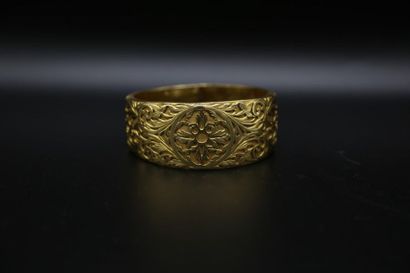 null Bracelet jonc ouvrant en or jaune (750) à décor ajouré de rinceaux et rosace...