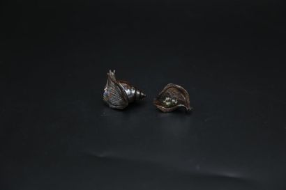 null Deux opales boulder sculpté formant des escargots - 21 g Travail probablement...