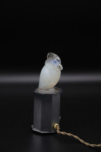 null Petite lampe Art-Déco en métal à section octogonale surmonté d'un oiseau en...