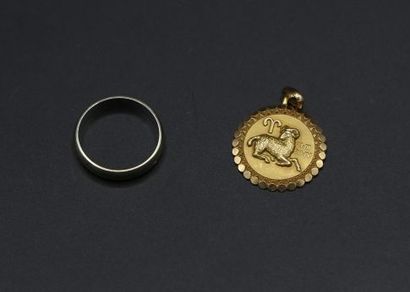null Médaille en or jaune (750) au signe du bélier et un anneau en or gris (750)...