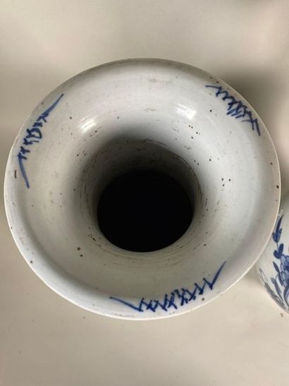 null Fausse paire de vases en porcelaine décor blanc bleu, de forme balustre, un...