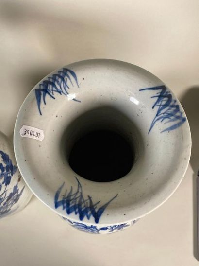 null Fausse paire de vases en porcelaine décor blanc bleu, de forme balustre, un...