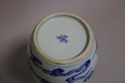 null Vase bleu blanc à décor de nuages
H. 28,5 cm