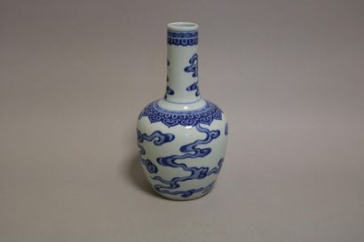 null Vase bleu blanc à décor de nuages
H. 28,5 cm